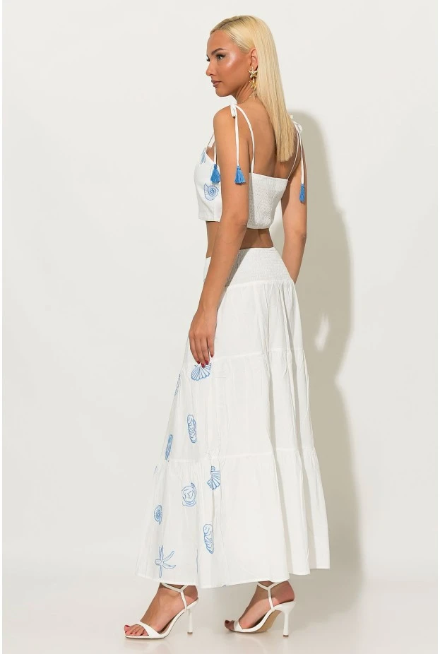 Σετ φούστα και crop top με δέσιμο στους ώμους και σφηγκοφωλία πίσω με κεντητά κοχύλια λευκό-σιέλ