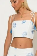 Σετ φούστα και crop top με δέσιμο στους ώμους και σφηγκοφωλία πίσω με κεντητά κοχύλια λευκό-σιέλ