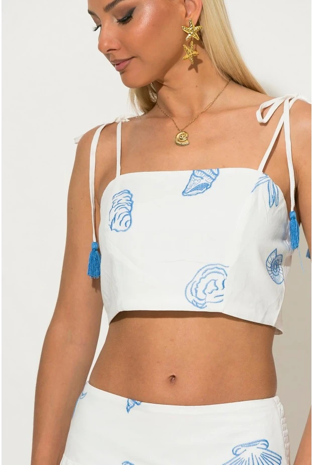 Σετ φούστα και crop top με δέσιμο στους ώμους και σφηγκοφωλία πίσω με κεντητά κοχύλια λευκό-σιέλ
