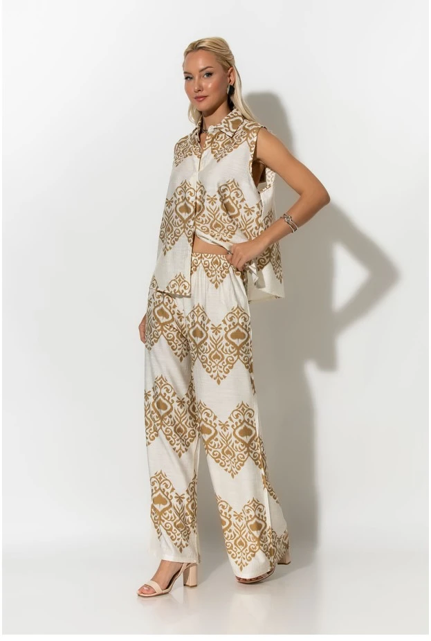 Σετ αμάνικο πουκάμισο και παντελόνα με ethnic ikat print λευκό-μπεζ