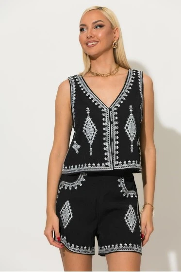 Σετ σορτς και γιλέκο με boho κεντήματα λευκό