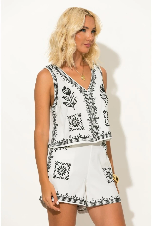 Σετ γιλέκο και σορτς με boho κεντήματα λευκό