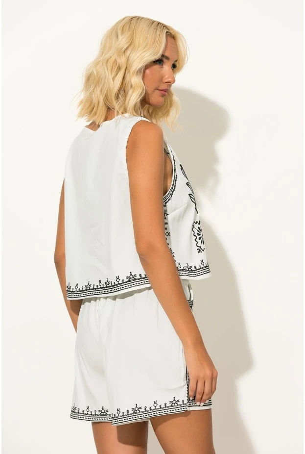 Σετ γιλέκο και σορτς με boho κεντήματα λευκό