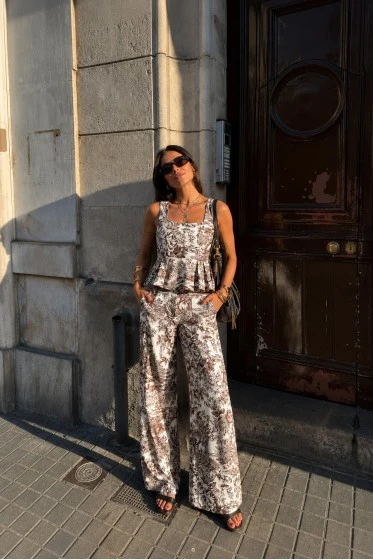 Σετ floral παντελόνα και μπλούζα με βολάν χακί