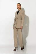 Σετ παντελόνα και blazer με βάτες και ζώνη μπεζ Σετ παντελόνα και blazer με βάτες και ζώνη μπεζ