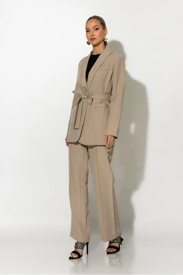Σετ παντελόνα και blazer με βάτες και ζώνη μπεζ Σετ παντελόνα και blazer με βάτες και ζώνη μπεζ