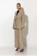 Σετ παντελόνα και blazer με βάτες και ζώνη μπεζ Σετ παντελόνα και blazer με βάτες και ζώνη μπεζ