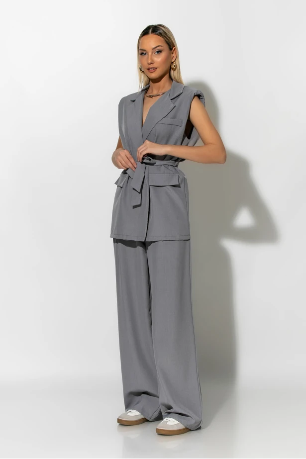 Σετ αμάνικο blazer με βάτες και παντελόνα γκρι Σετ αμάνικο blazer με βάτες και παντελόνα γκρι