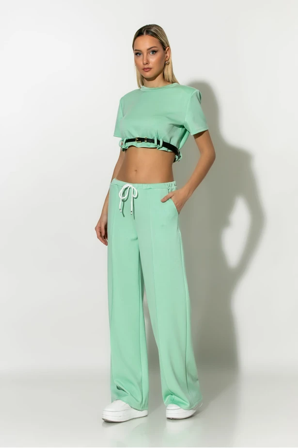 Σετ boxer παντελόνα και cropped μπλούζα με βάτες και ζωνάκι βεραμάν