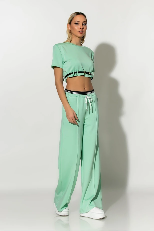 Σετ boxer παντελόνα και cropped μπλούζα με βάτες και ζωνάκι βεραμάν