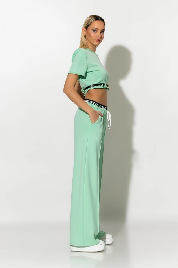 Σετ boxer παντελόνα και cropped μπλούζα με βάτες και ζωνάκι βεραμάν