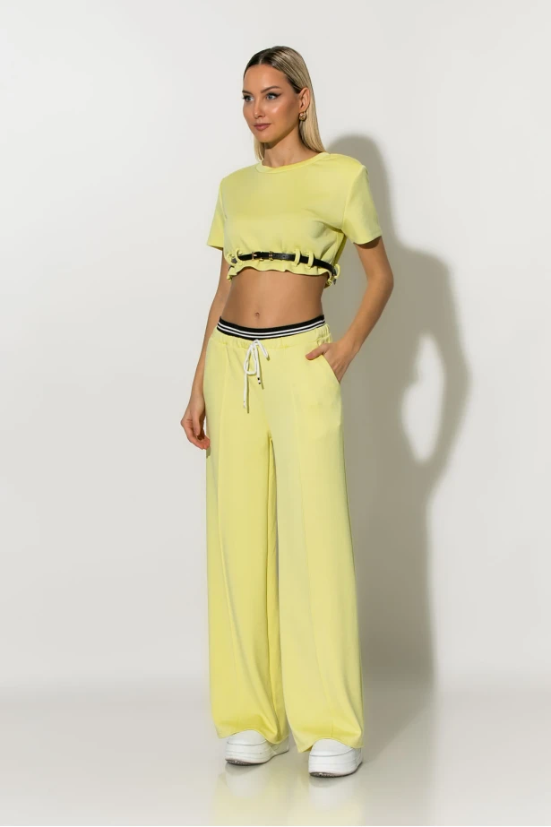 Σετ boxer παντελόνα και cropped μπλούζα με βάτες και ζωνάκι κίτρινο