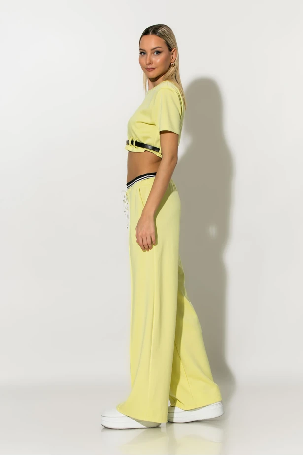 Σετ boxer παντελόνα και cropped μπλούζα με βάτες και ζωνάκι κίτρινο