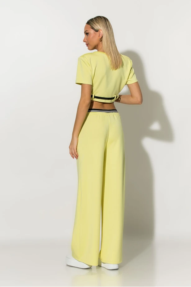 Σετ boxer παντελόνα και cropped μπλούζα με βάτες και ζωνάκι κίτρινο