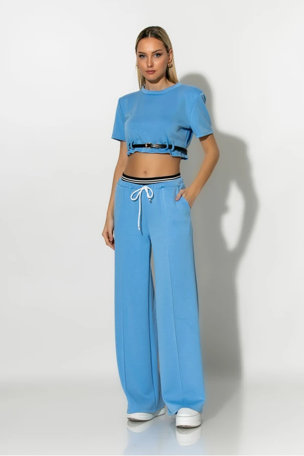 Σετ boxer παντελόνα και cropped μπλούζα με βάτες και ζωνάκι σιέλ