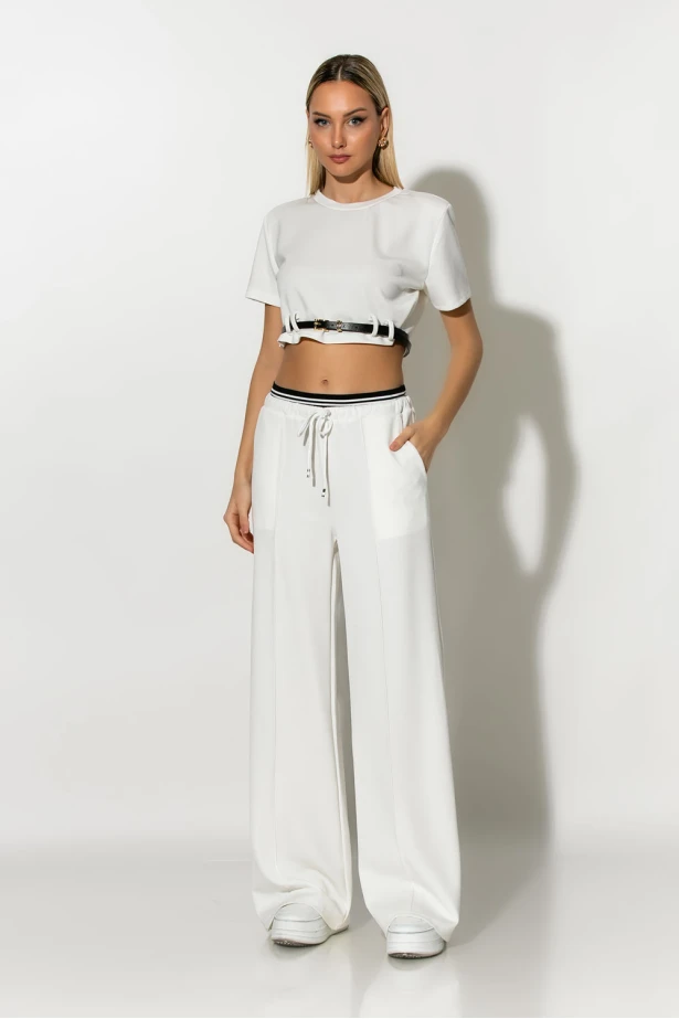Σετ boxer παντελόνα και cropped μπλούζα με βάτες και ζωνάκι λευκό