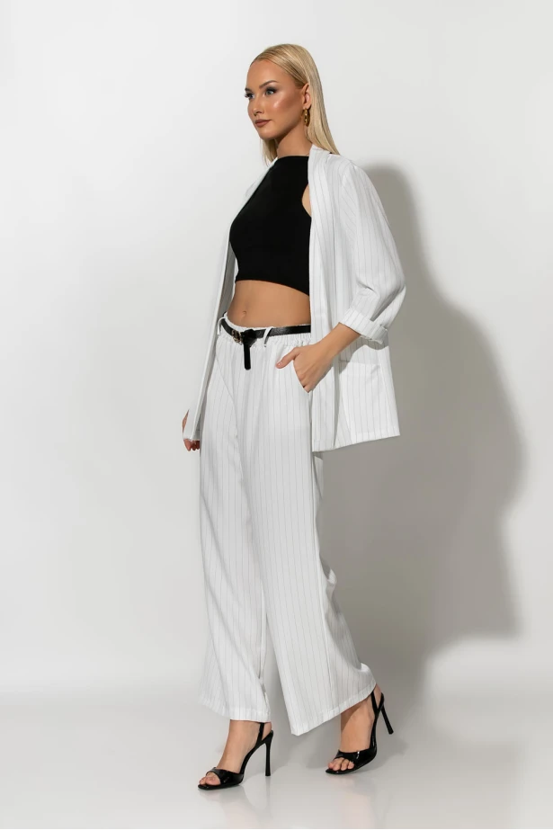 Σετ ριγέ blazer και παντελόνι λευκό Σετ ριγέ blazer και παντελόνι λευκό
