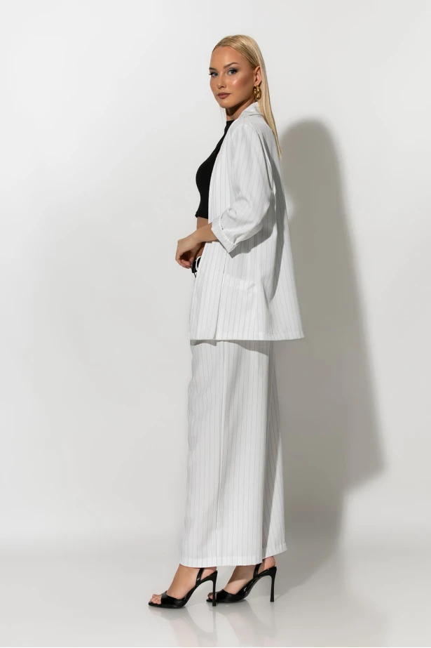 Σετ ριγέ blazer και παντελόνι λευκό Σετ ριγέ blazer και παντελόνι λευκό