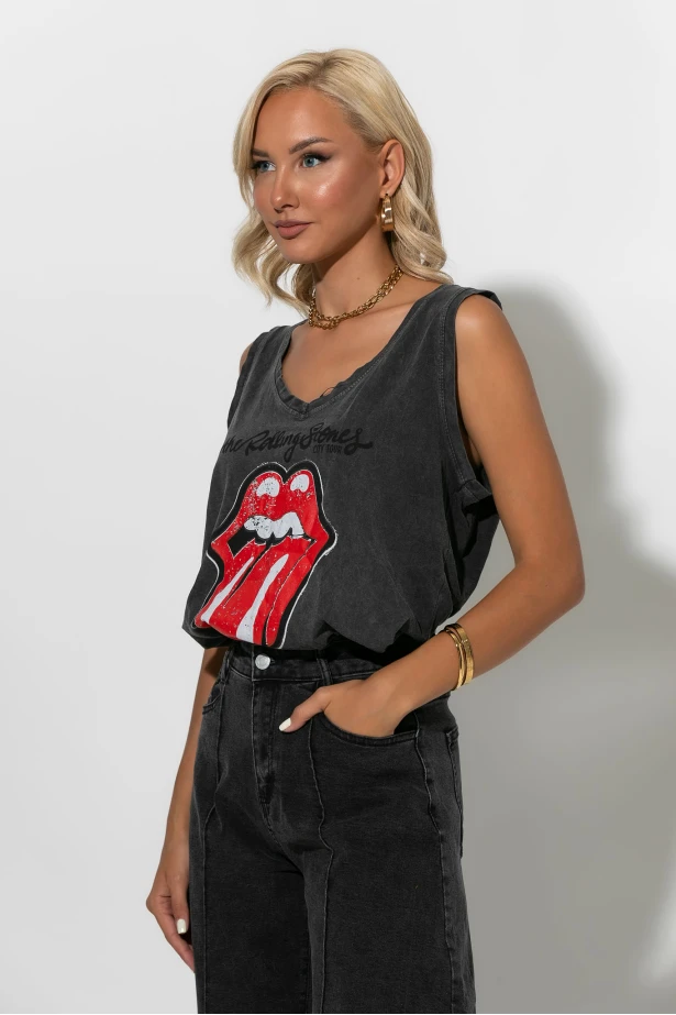 Αμάνικο t-shirt με στάμπα rolling ανθρακί Αμάνικο t-shirt με στάμπα rolling ανθρακί