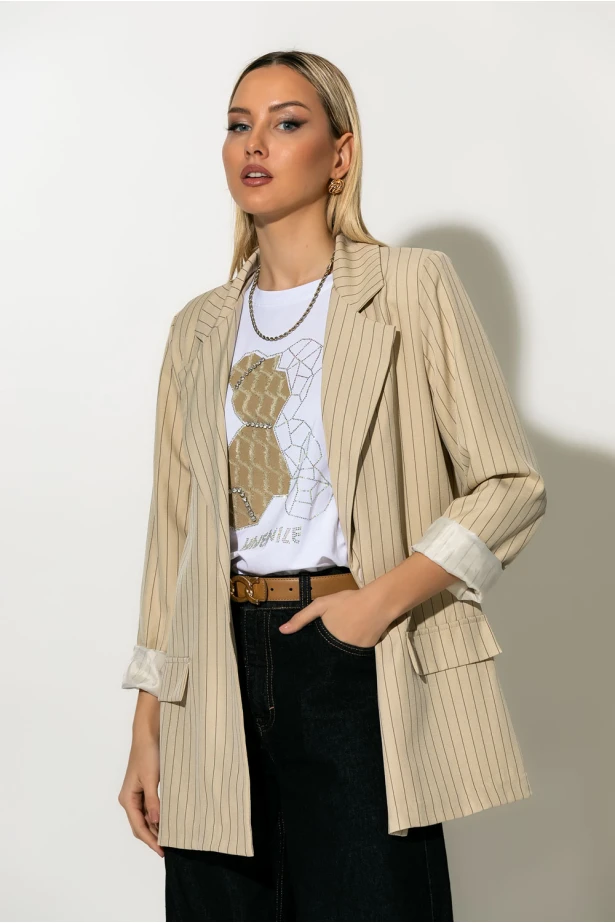 Ριγέ blazer με φόδρα και βάτες μπεζ Ριγέ blazer με φόδρα και βάτες μπεζ