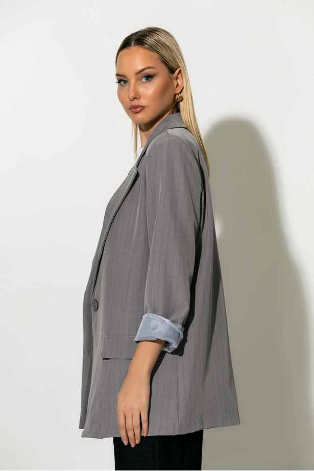 Ριγέ blazer με φόδρα και βάτες γκρι Ριγέ blazer με φόδρα και βάτες γκρι