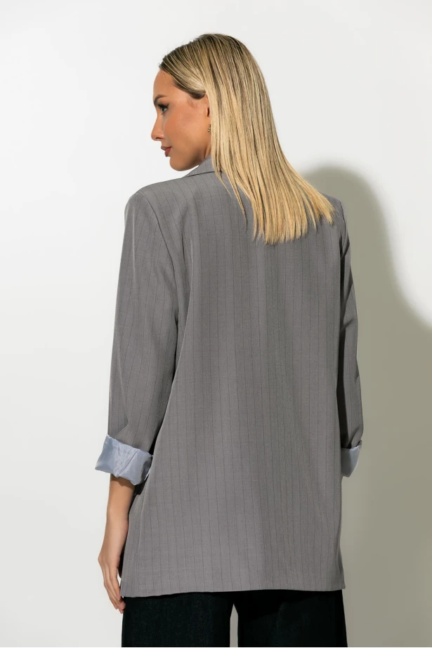 Ριγέ blazer με φόδρα και βάτες γκρι Ριγέ blazer με φόδρα και βάτες γκρι