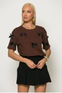 T-shirt με φιογκάκια καφέ