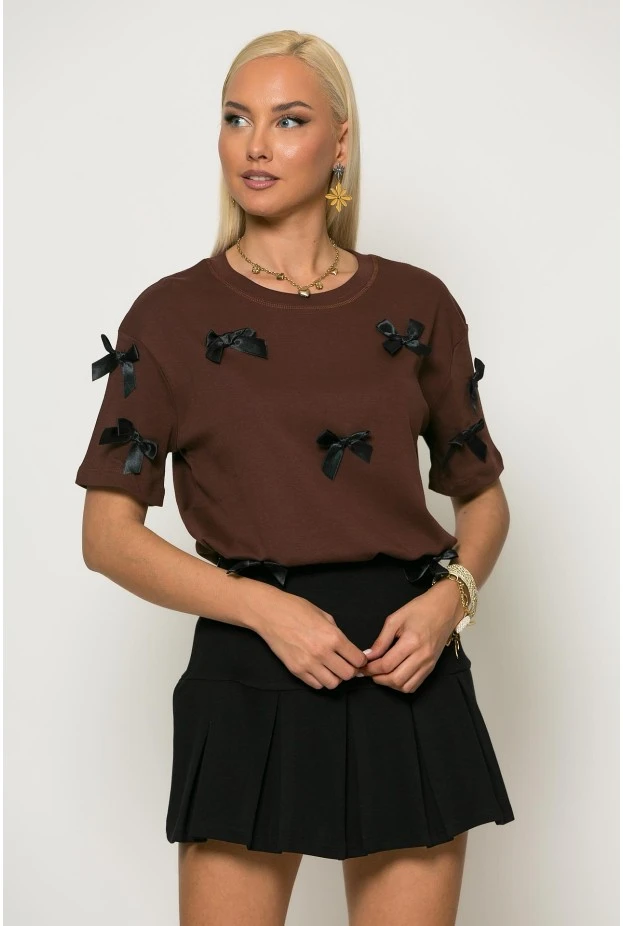 T-shirt με φιογκάκια καφέ