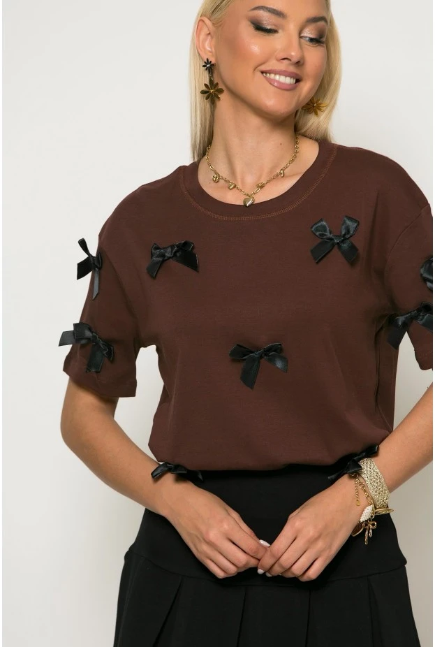 T-shirt με φιογκάκια καφέ