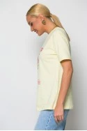 T-shirt κοντομάνικο με στάμπα strawberry matcha κίτρινο