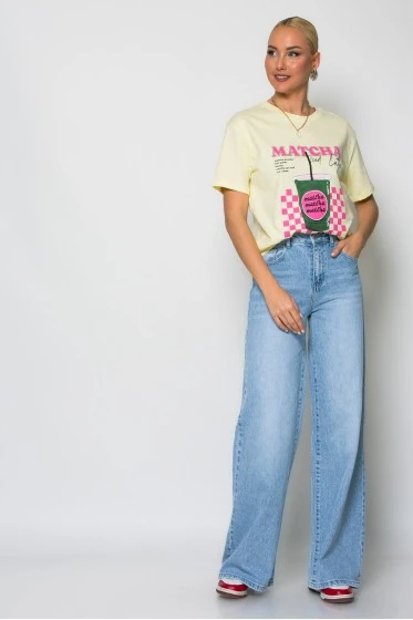 T-shirt κοντομάνικο με στάμπα matcha iced latte κίτρινο