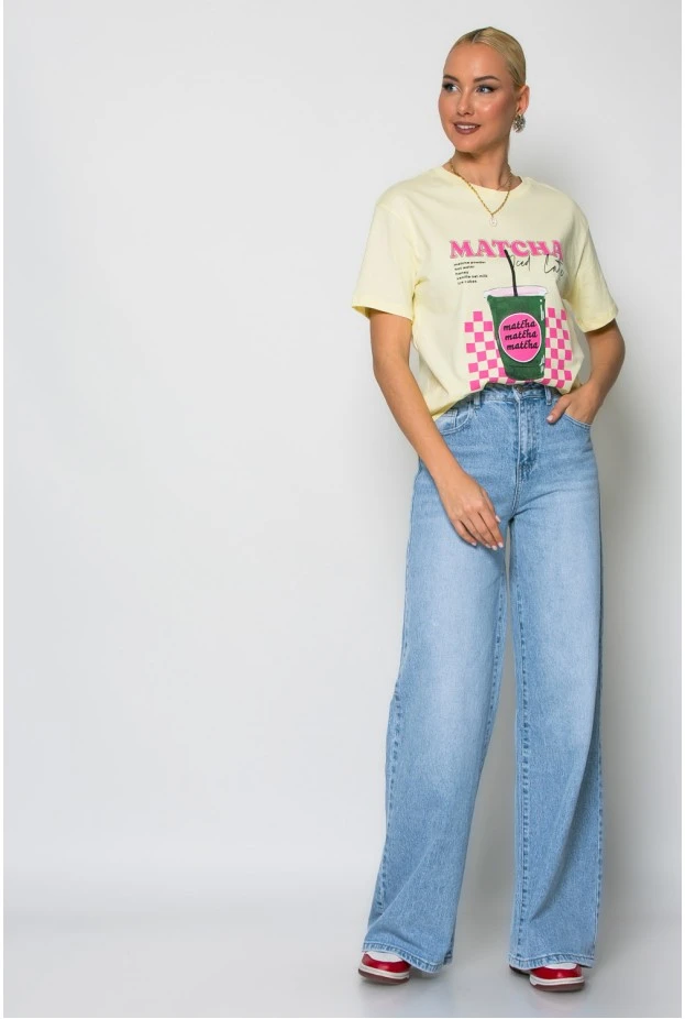 T-shirt κοντομάνικο με στάμπα matcha iced latte κίτρινο