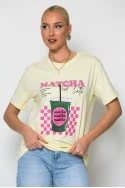 T-shirt κοντομάνικο με στάμπα matcha iced latte κίτρινο