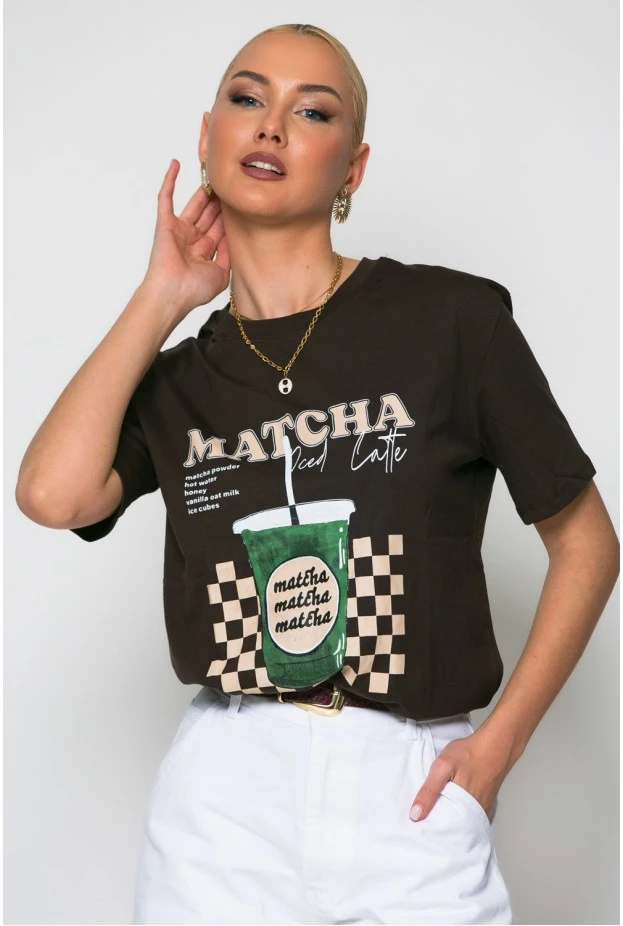 T-shirt κοντομάνικο με στάμπα matcha iced latte καφέ
