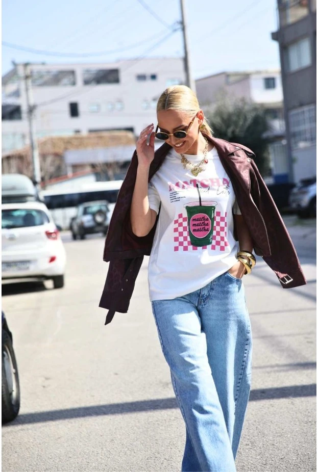 T-shirt κόντομάνικο με στάμπα matcha iced latte λευκό