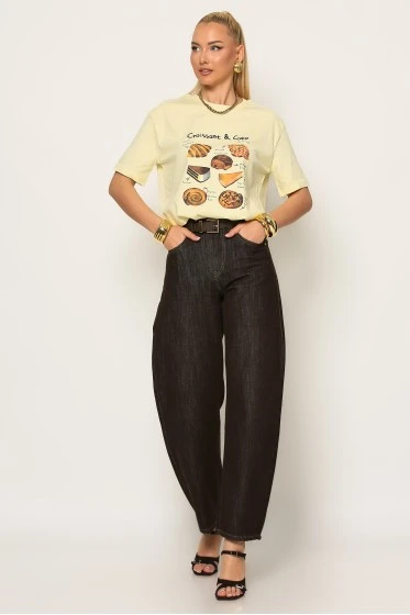 T-shirt με στάμπα croissant and cake κίτρινο