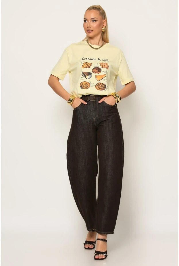 T-shirt με στάμπα croissant and cake κίτρινο