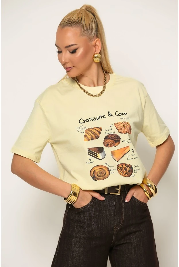 T-shirt με στάμπα croissant and cake κίτρινο