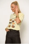 T-shirt με στάμπα croissant and cake κίτρινο