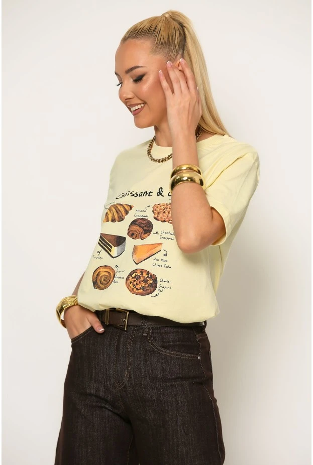 T-shirt με στάμπα croissant and cake κίτρινο