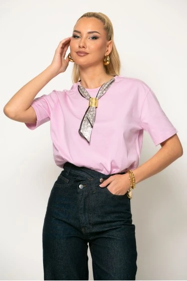 T-shirt με μαντήλι και χρυσή αγκράφα ροζ