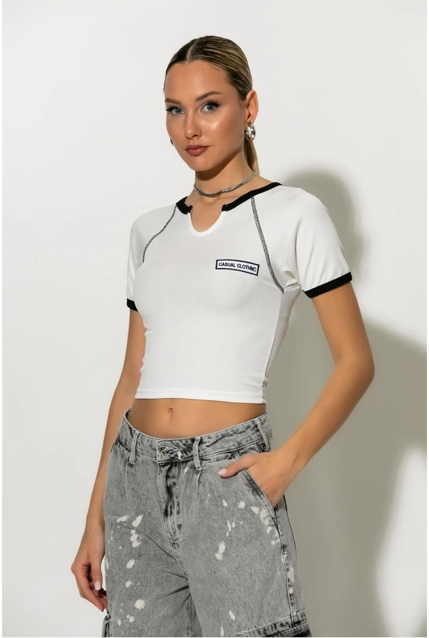Crop top ριπ με patch casual λευκό
