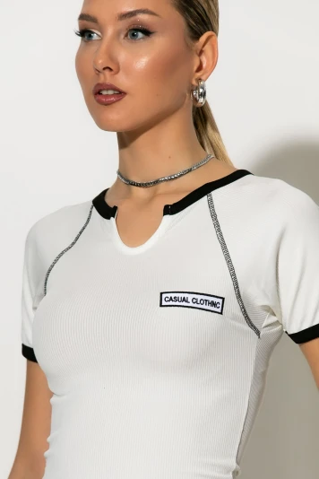 Crop top ριπ με patch casual μαύρο