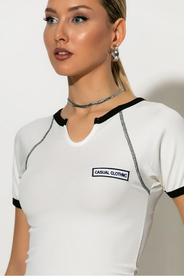 Crop top ριπ με patch casual λευκό
