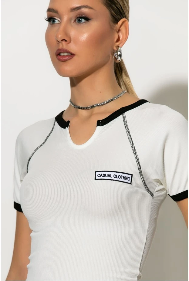 Crop top ριπ με patch casual λευκό
