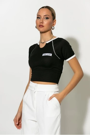 Crop top ριπ με patch casual μαύρο