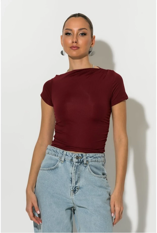 T-shirt με λοξή λαιμόκοψη μπορντό