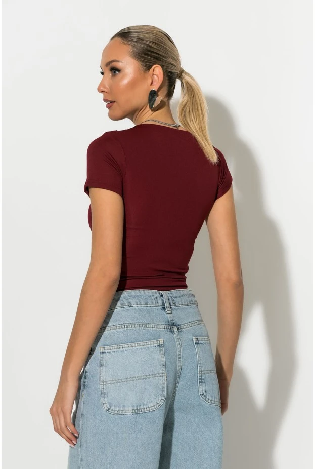 T-shirt με λοξή λαιμόκοψη μπορντό