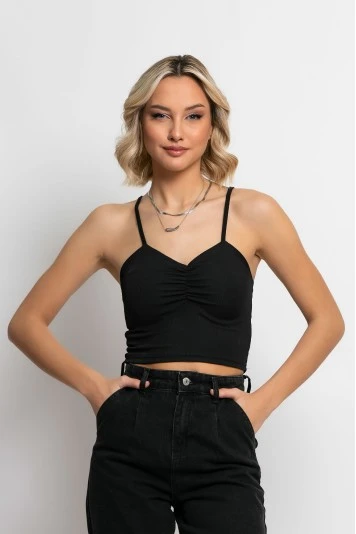 Crop top τιραντέ με σούρες στο στήθος μαύρο