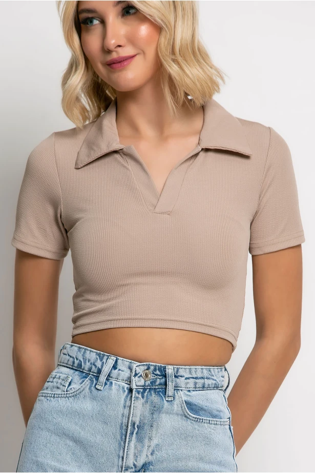 Crop top ριπ κοντομάνικο με γιακά μπεζ Crop top ριπ κοντομάνικο με γιακά μπεζ